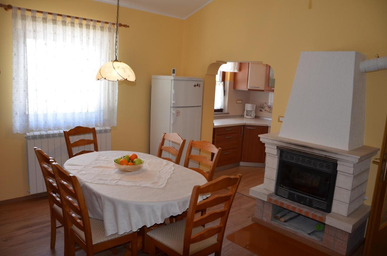 Villa Fragola - Holiday House With Large Garden Tinjan Esterno foto